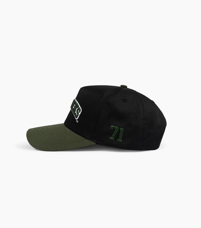 Side view of the black and dark-green baseball cap with an embroidered ‘71’ detail on the side and the curved bill visible.